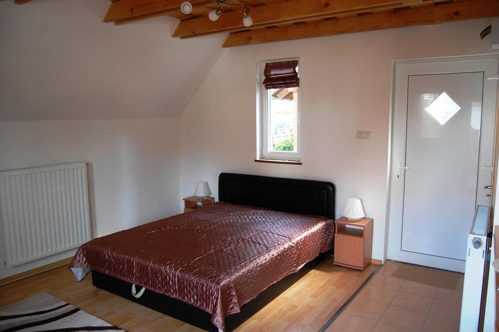 Maya Guesthouse Eger Esterno foto